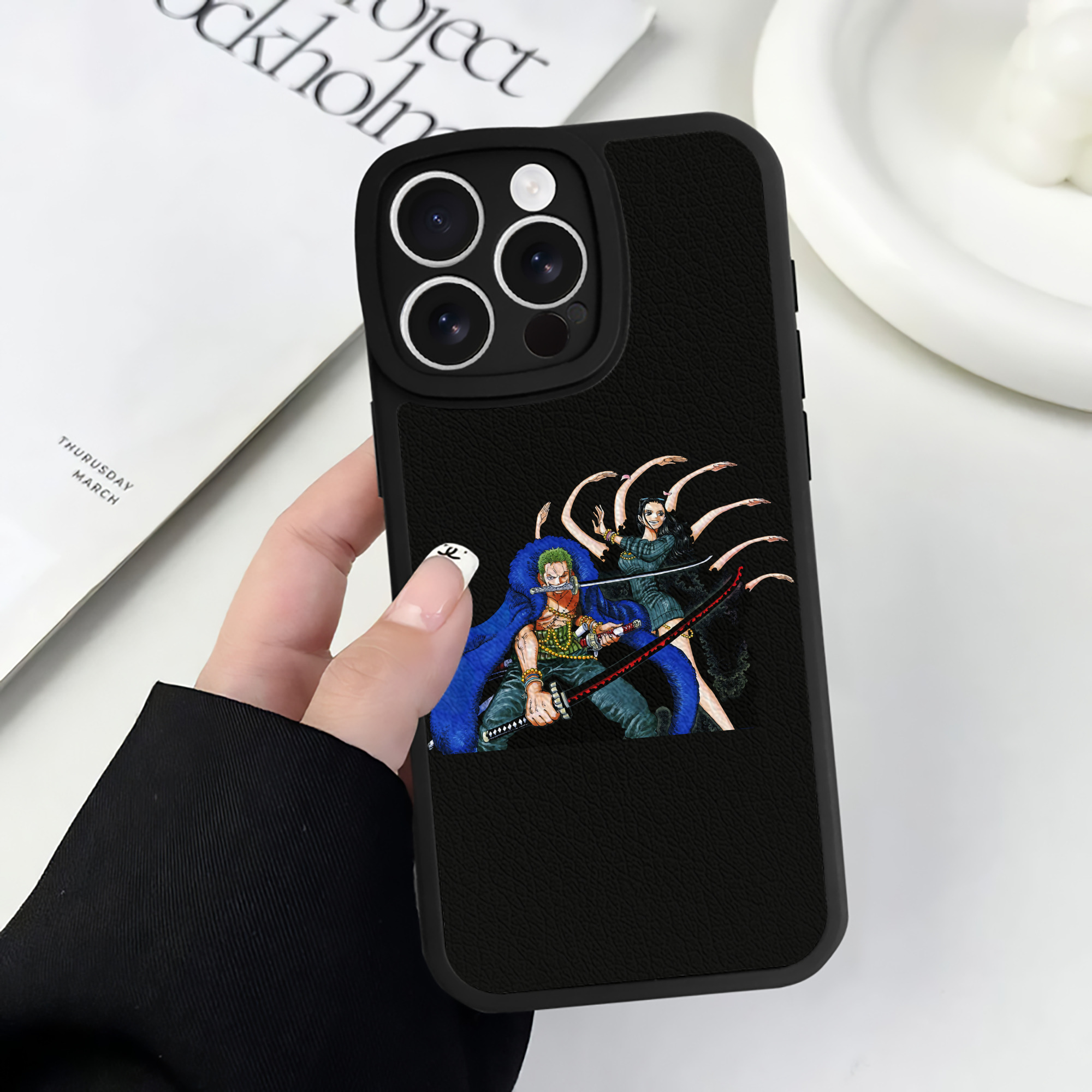 （画像用） ワンピース ロロノア・ゾロ ONE PIECE Roronoa Zoro 【iPhone 16シリーズ対応】シリコンスマホケース（レザー調） 材質：シリコン